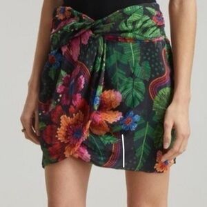 Farm Rio mini faux wrap skirt, black tropical garden print, size L, EUC